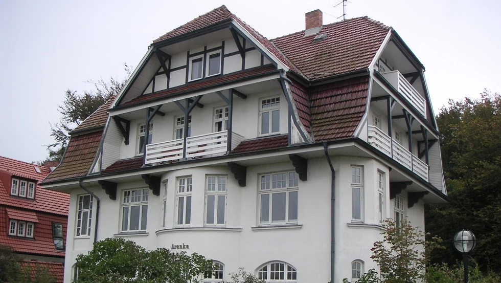 Historische Fassade der Villa Aranka mit Balkonen und Ziegeldach