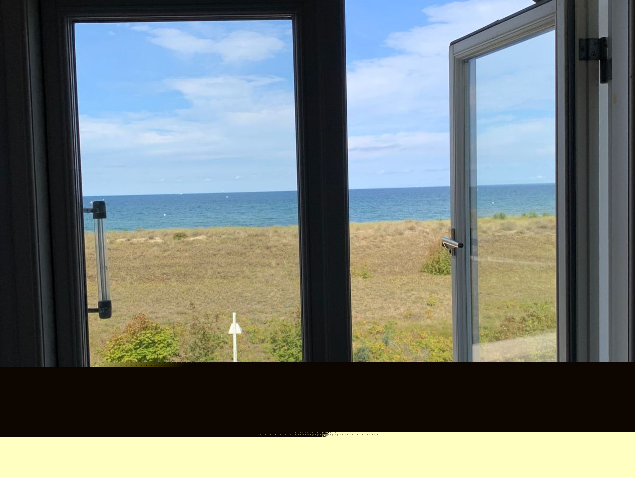Echter Ostseeblick aus einem Fenster der Villa Aranka