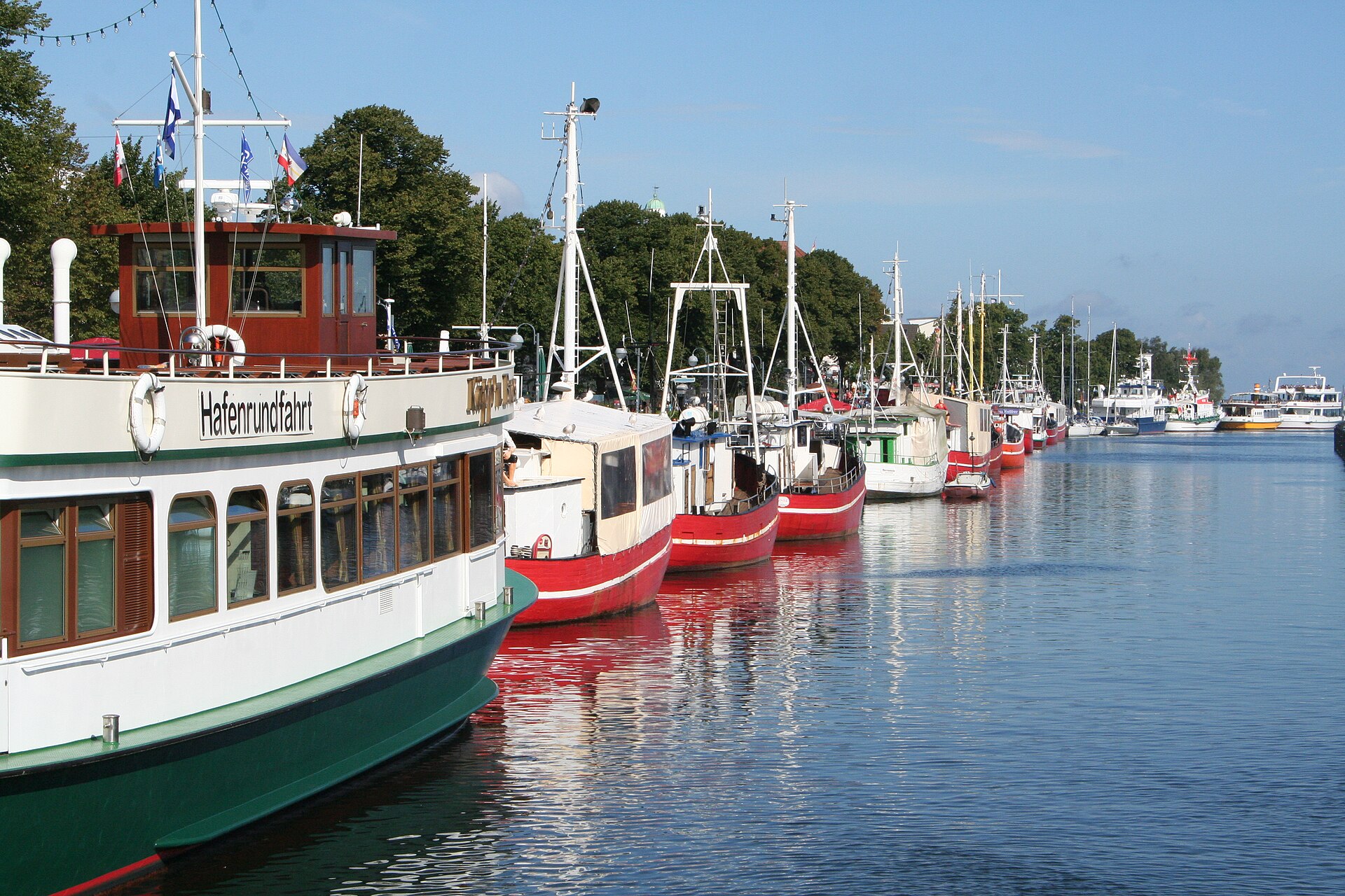 Echte Aufnahme vom Alten Strom mit Fischkuttern in Warnemünde