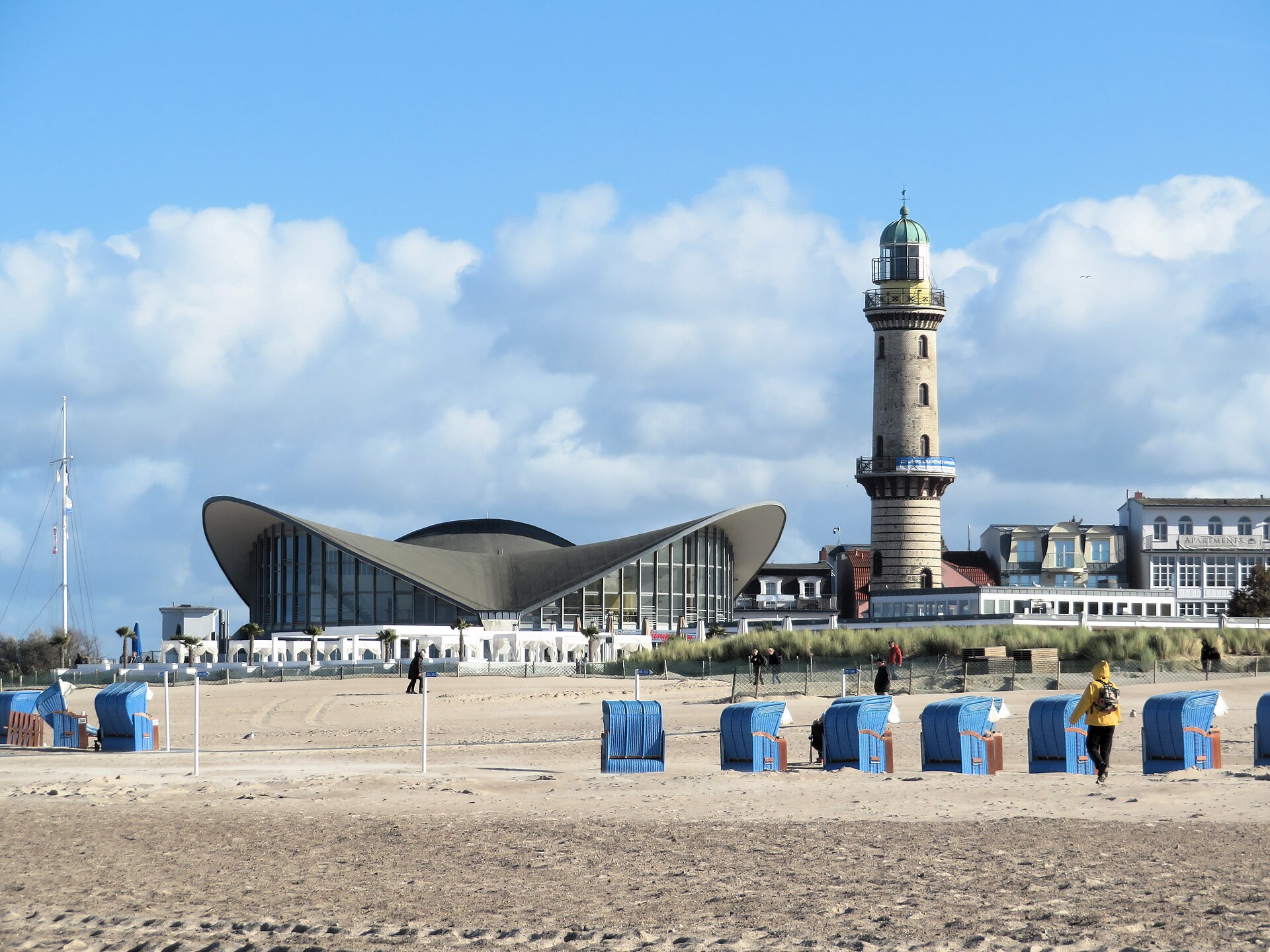 Leuchtturm und Strandkörbe am Strand von Warnemünde
